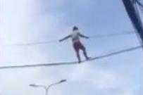 Clip: Ngáo đá 'diễn xiếc' trên dây điện, ngã xuống đường bất tỉnh