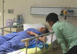 Sau ca sinh mổ, Khánh Thi bật khóc khi thấy Phan Hiển