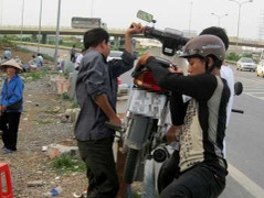 Kiếm bạc triệu mỗi ngày từ người vi phạm giao thông