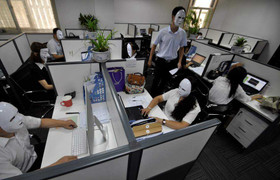 Trung Quốc: Chính quyền khuyến khích nhân viên đeo mặt nạ làm việc