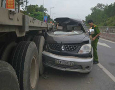 Ô tô 7 chỗ lao vào xe đầu kéo, 8 người thương vong