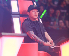 Tuấn Hưng khóc trên truyền hình vì bố nằm viện