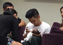 Phan Hiển hạnh phúc chăm sóc con trai