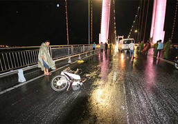 Tông đôi nam nữ văng 50m trên cầu Thuận Phước, ôtô bỏ trốn