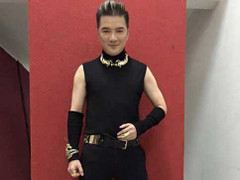 Đàm Vĩnh Hưng mặc áo sát nách gây tranh cãi trên truyền hình