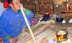Kỳ lạ bộ tộc ngủ ngồi để cảnh giác thú dữ ở miền tây Nghệ An
