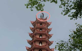 Hà Nội: Nam thanh niên leo lên bảo tháp cao 40 mét đập phá
