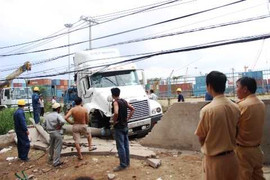 'Hung thần' container đâm gãy trụ điện, sập tường nhà dân