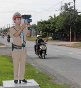 Giật mình cảnh sát giao thông bằng nhựa, xốp ra đường làm nhiệm vụ