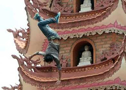 Nam thanh niên nhảy từ đỉnh bảo tháp cao 40 mét xuống đất