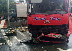 Hơn 20 người kêu cứu trong xe khách bị lật