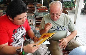 Ông Tây mất hết đồ đạc, ngồi khóc trên vỉa hè Sài Gòn