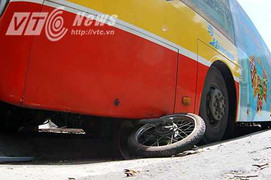 Xe bus mất lái, đè bẹp hàng chục xe máy trên phố Hà Nội