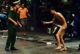 Ngộ độc ma túy, nam thanh niên khỏa thân cầm kéo chạy khắp phố