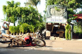 Ô tô hất tung 3 người, đâm sập cửa hàng