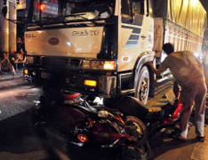 Dừng chờ đèn đỏ, nhiều người bị xe tải cuốn vào gầm