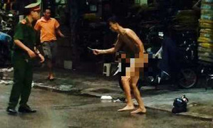 Nam thanh niên khỏa thân cầm kéo gây náo loạn phố Hà Nội