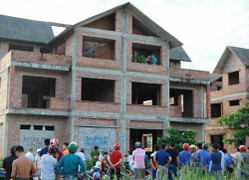 Phát hiện xác chết ở biệt thự bỏ hoang nhờ con chim lạ