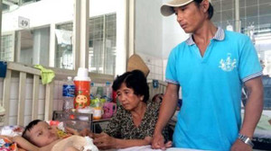 Clip: Bị cha dượng bạo hành, bé trai 3 tuổi vỡ đại tràng