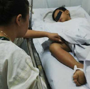 Rắn lục đuôi đỏ cắn tím ngắt chân