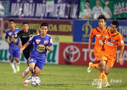 Clip HAGL lại 'tự bắn vào chân' khi để đối phương ghi bàn sớm
