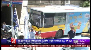 Clip: Xe buýt mất lái, đâm bật gốc cây và hàng loạt xe máy