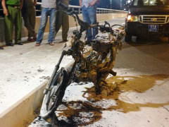 Xe máy đang chạy bỗng dưng bốc cháy ngùn ngụt trên đại lộ