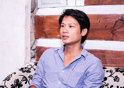 Con trai Thương Tín xót cảnh cha nai lưng kiếm tiền nuôi em