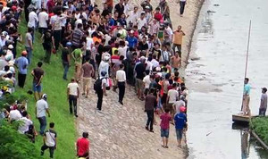 Trăm người vây bắt người đàn ông dưới sông Tô Lịch