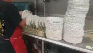 Clip: Choáng với chàng trai xếp đĩa nhanh như máy