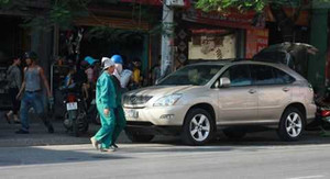 Đôi nam nữ đi xe Lexus bị tạt axit: Mối quan hệ phức tạp của đại gia đất Cảng