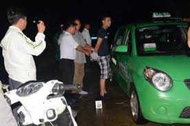 Nam sinh viên đại học mang dùi cui điện cướp taxi giữa thủ đô