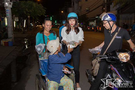 Vợ chồng Giang - Hồ trắng đêm làm từ thiện cùng fan