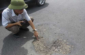 Xác định chất lạ nghi phá hoại quốc lộ 1A tại Quảng Bình