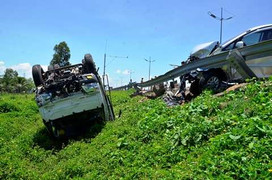 Xe hơi húc văng xe tải khỏi cao tốc TP.HCM - Trung Lương