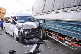 Xe tải húc hàng loạt xe dừng đèn đỏ, nhiều người nhập viện