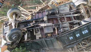 Xe tải mất phanh lao xuống vực, ba người thương vong