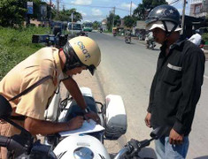 TP.HCM ra quân 'xử' xe ba gác chở hàng cồng kềnh