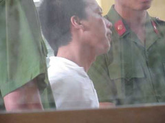 Bị cáo ra tòa ‘quậy tưng’, chửi thề, đạp đổ vành móng ngựa