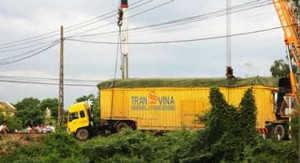 Tàu hỏa đâm container văng xa hàng chục mét