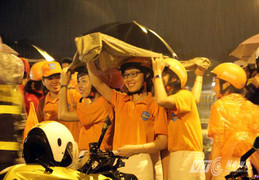 Clip CĐV đội mưa, tràn ra đường khi Man City đi qua