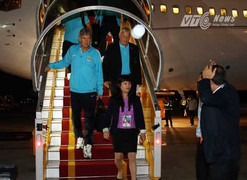 Clip độc cận cảnh chuyên cơ lạ chở Man City hạ cánh xuống Nội Bài