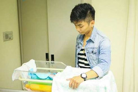 Phan Hiển thấy căng thẳng khi thay tã cho con