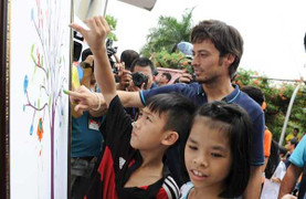 Clip: Sao Man City dùng tay trần vẽ tranh