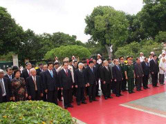 Lãnh đạo Đảng, Nhà nước dâng hương tưởng niệm các anh hùng liệt sĩ