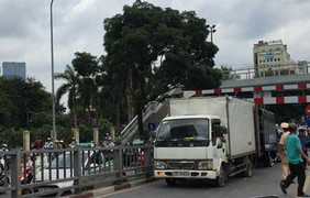 Bất chấp biển cấm, xe tải mắc kẹt khi lao lên cầu vượt