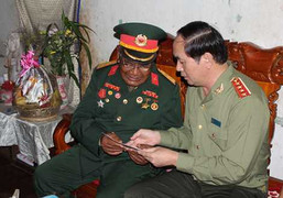 Bộ trưởng Trần Đại Quang nặng lòng với Mẹ Việt Nam Anh hùng