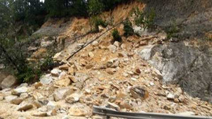 Hãi hùng đi qua những 'bẫy người' trên quốc lộ 18