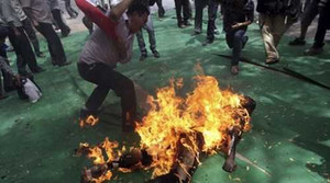 Bị người yêu cự tuyệt, chàng trai tưới xăng tự thiêu