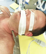 Bình tĩnh trong trường hợp nguy cấp, quý ông tự cứu mình